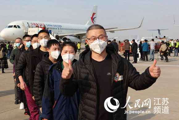 3月17日下午，江蘇援湖北武漢醫療隊首批撤離隊員709人回到南京。記者王新年攝