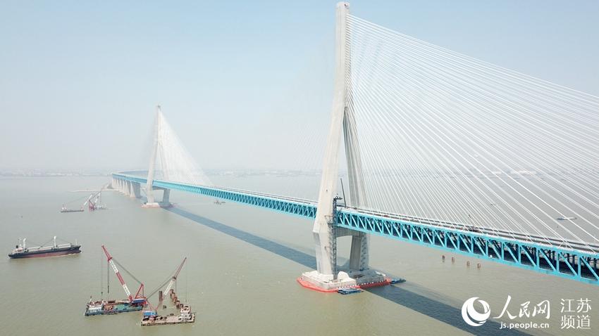 建設中的滬通長江大橋。郭陽辰攝