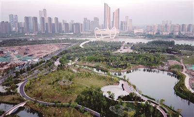 南京江心洲綠樹蔥蔥 形成"島城綠鏈"城市格局