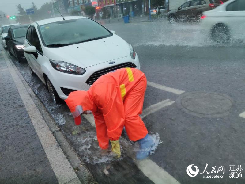 南京發布暴雨黃色預警 城管部門排水防汛保通暢【6】
