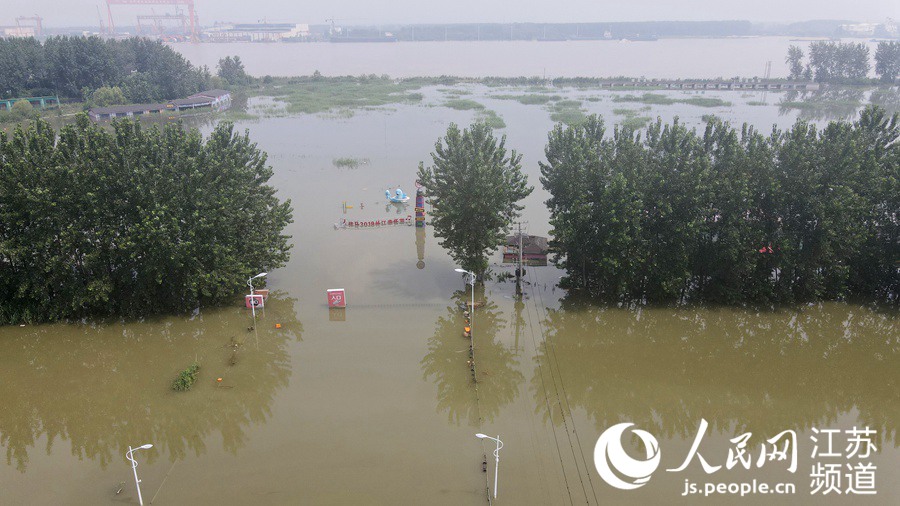 7月20日，江蘇省鎮江市世業洲部分地段被洪水淹沒（無人機拍攝）。 