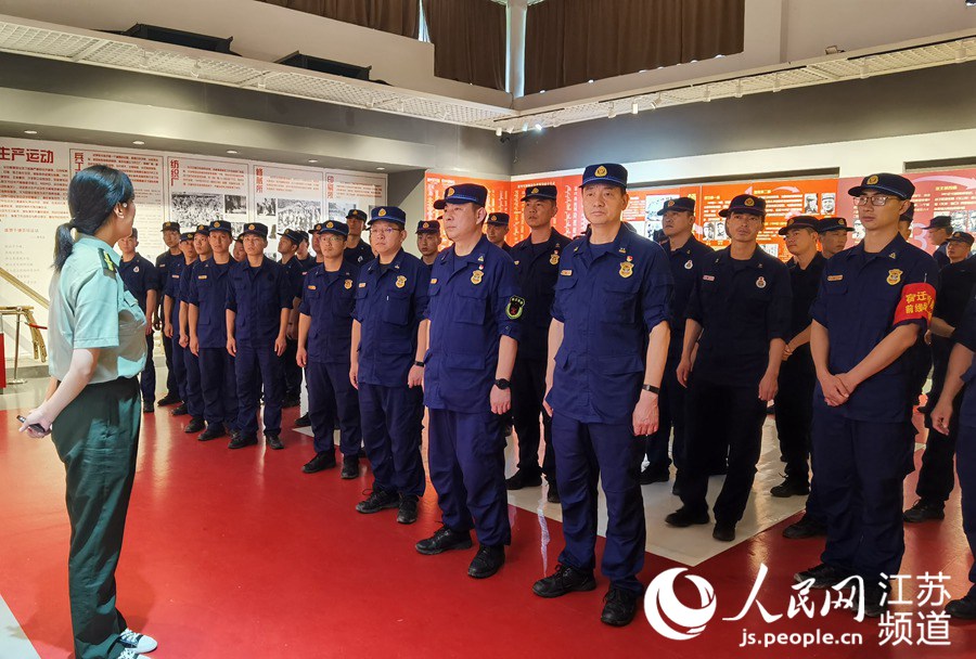 江蘇省消防救援總隊政治部主任李瑞東和指戰員代表一同參加主題黨日活動。李子佩攝