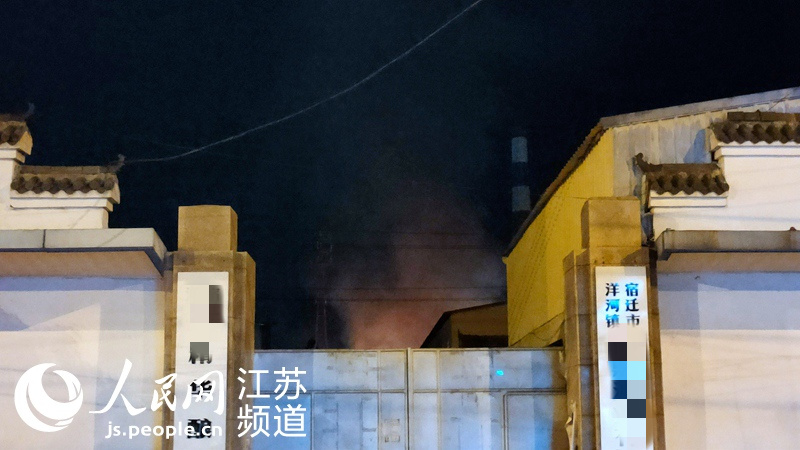 8日晚7時45分，透過附近一家酒廠大門，仍然可以看到事發現場有明顯火光和濃煙。耿志超攝