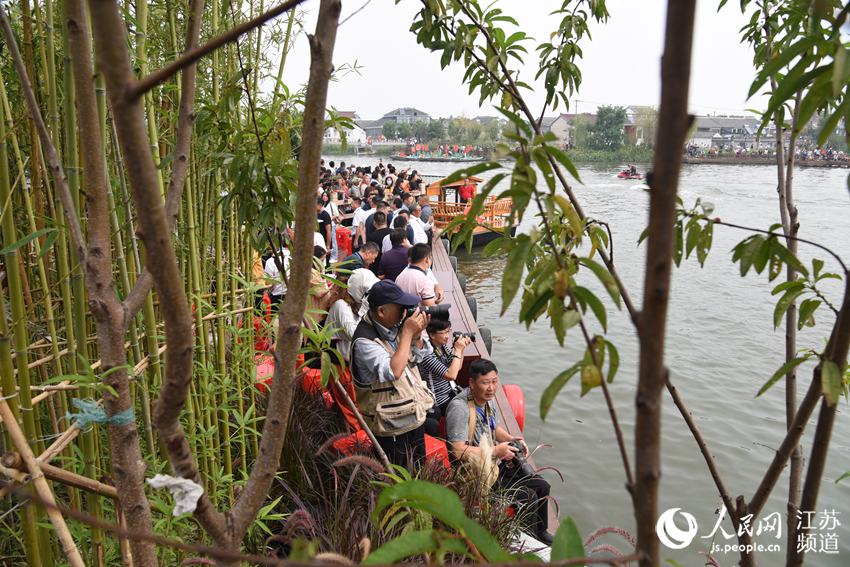 在泰州興化市“醉美劉澤 ‘蟹’逅興化”活動上，攝影愛好者們拿出相機，記錄下鄉村的美麗時刻。汪翔攝