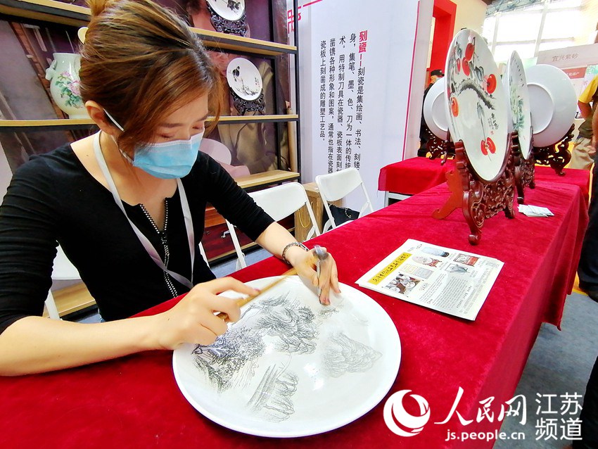 刻盤技藝現場展示。閆峰攝