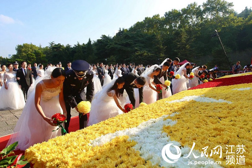 圖為江蘇省暨南京市新婚夫婦向革命烈士獻花儀式現場。顧姝姝攝