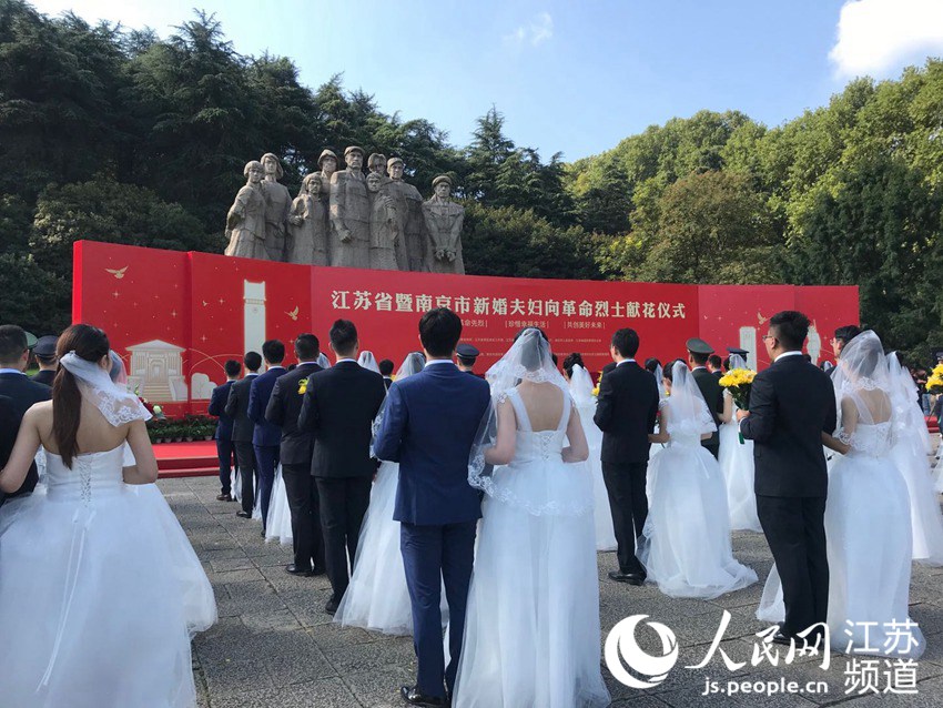 圖為江蘇省暨南京市新婚夫婦向革命烈士獻花儀式現場。顧姝姝攝