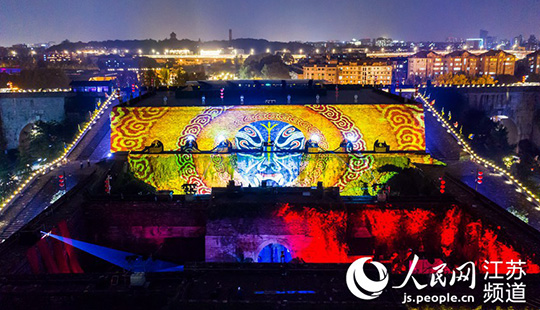 南京城墙开启“夜间模式” 吸引游客打卡拍照