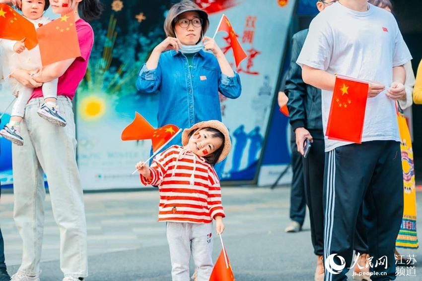 �ڱ�����԰��һλС���ѻ��������ף���� ������ί��������ͼ