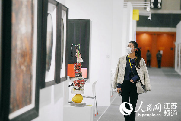 公众在南京扬子当代艺术博览会现场参观  邵丹摄