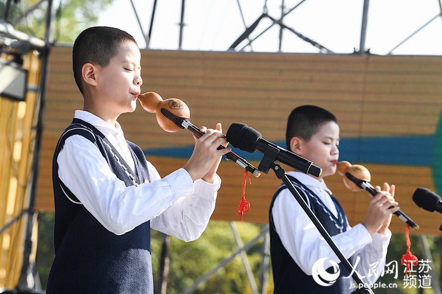 南京市盲人學校的孩子們帶來葫蘆絲表演 邵丹攝