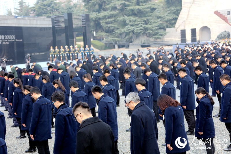 儀式現場拉響防空警報，向南京大屠殺死難者默哀。