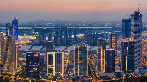 图为河西CBD夜景，这里也是建邺区金融产业最集聚的地区。建邺区委宣传部供图