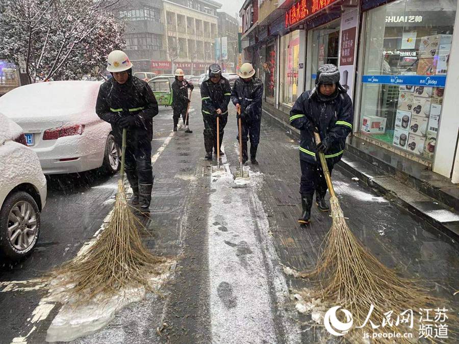 29日下午，南京市江寧區掃雪防凍應急指揮中心調度人員進行掃雪作業。宋飏攝