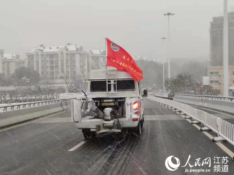 南京市玄武區城管車輛上路撒融雪劑。 諸海路攝