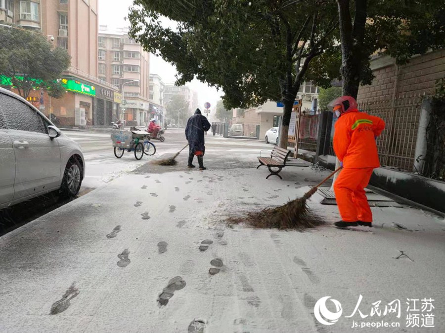 在南京市六合區，環衛工人上路清掃積雪。馬慧琴攝