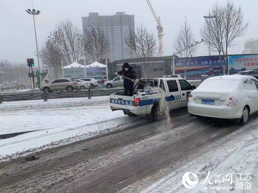 徐州新沂市城管隊員在路面上撒融雪劑。新沂城管局供圖