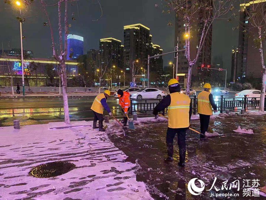 天色已黑，工作人員仍然在掃雪。浦口區委宣傳部供圖