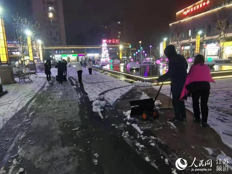 �������ǹܶ�Աʹ���ֳֳ�ѩ�豸�Ե�·���г�ѩ���Ͼ��гǹֹܾ�ͼ