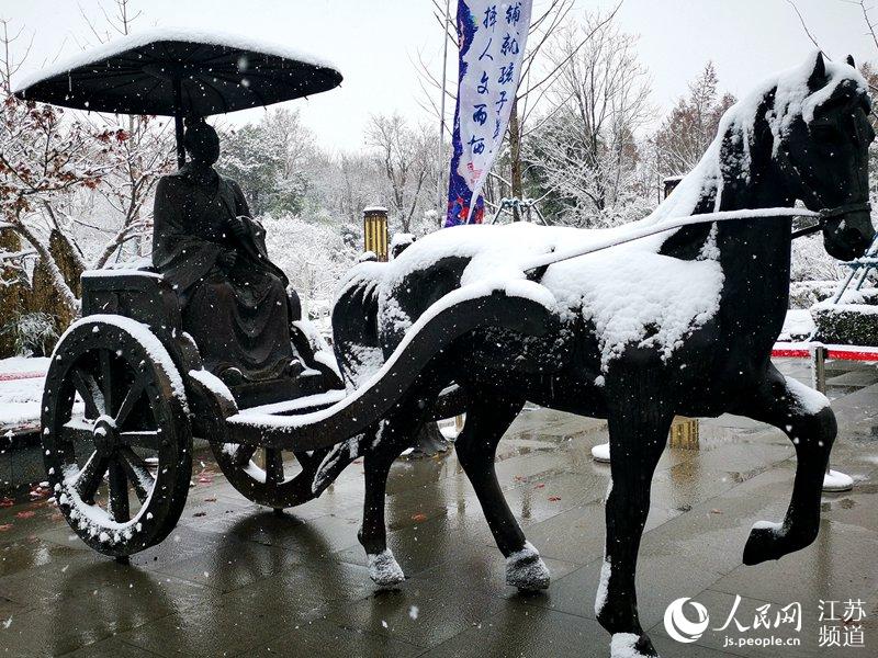 風雪中的徐州城市雕塑。人民網閆峰 攝