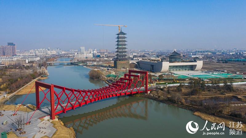 大運塔在景區地標“剪影橋”映襯下顯得尤為壯觀。董輝攝