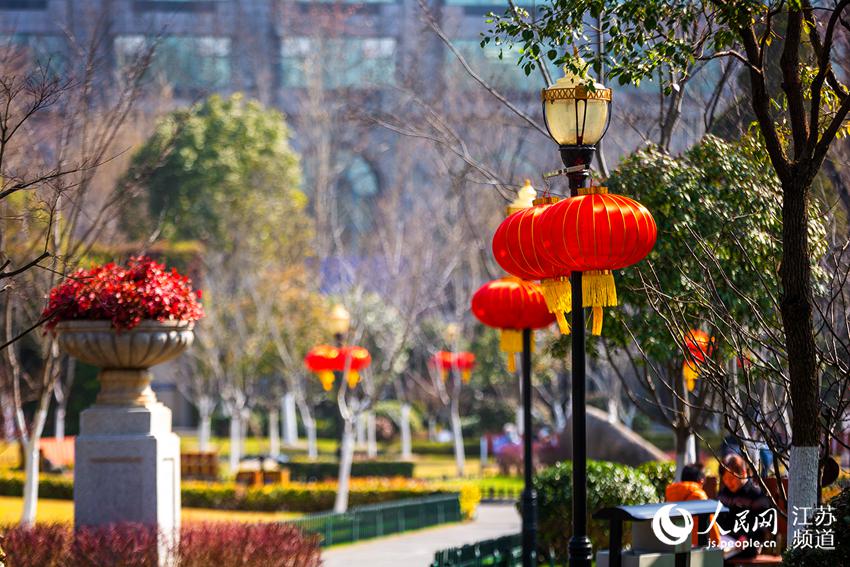 江蘇南京：紅火飾品迎新春 街頭巷尾年味濃。玄建攝
