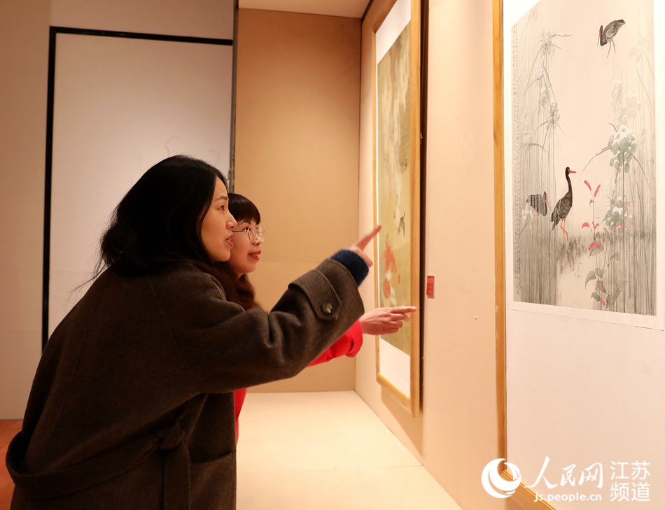 江蘇沭陽縣舉辦女子書畫展，展出38位女性書畫家創作的70余幅書畫作品。 丁華明攝
