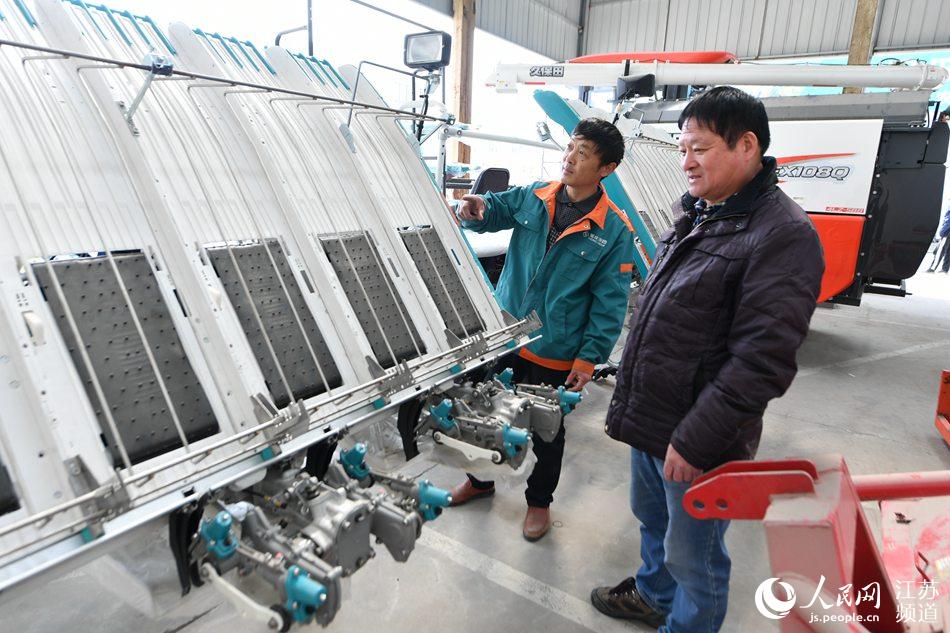 農民選購農機，備戰春耕生產。鄭緒軍攝