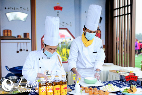 厨师用金龙鱼外婆乡小榨菜籽油现场烹饪美食.益海嘉里供图