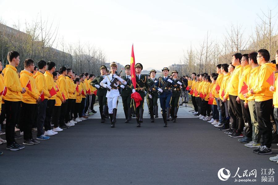 南京大學國旗護衛隊護送國旗。佘治駿攝