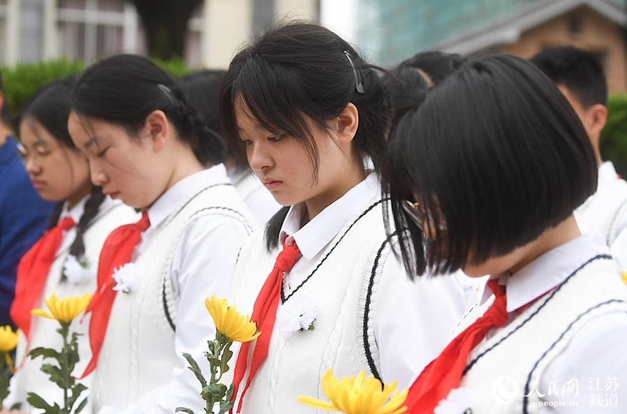 學生們以敬獻鮮花、默哀的方式表達對惲代英烈士的追思和崇敬。 建鄴區委宣傳部供圖