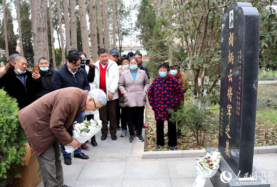 新四軍三師七旅將領后人劉瑞東來到新四軍劉老庄連紀念園參加祭掃。人民網記者 王新年攝