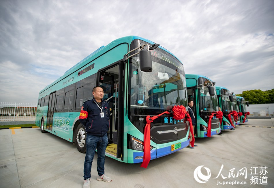 首批5輛12米長氫能源公交車亮相。宗曉東攝