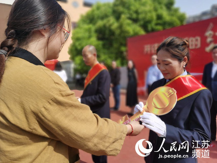 宣講員領受紅色宣講金話筒。人民網記者 王繼亮攝