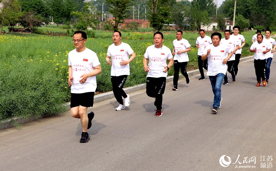 图为沭阳县烟草专卖局员工参加健步跑活动。张良摄
