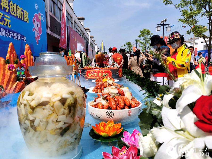 在龍蝦節開幕式主場旁的祈福街區，商戶們在對特色口味的小龍蝦進行展銷。人民網 馬曉波攝