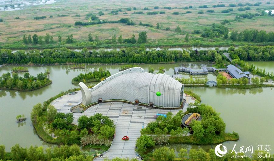 圖為巨型魚造型的魚族館。張連華攝