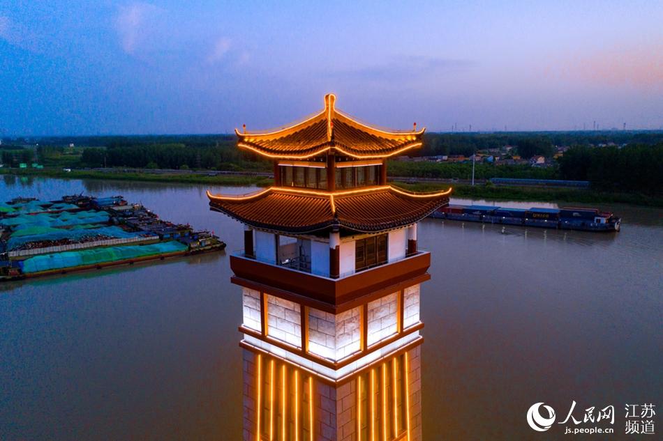 6月4日晚，位於江蘇省淮安市淮安區京杭大運河與裡運河交匯處的航標塔開始試亮燈。紀星名攝