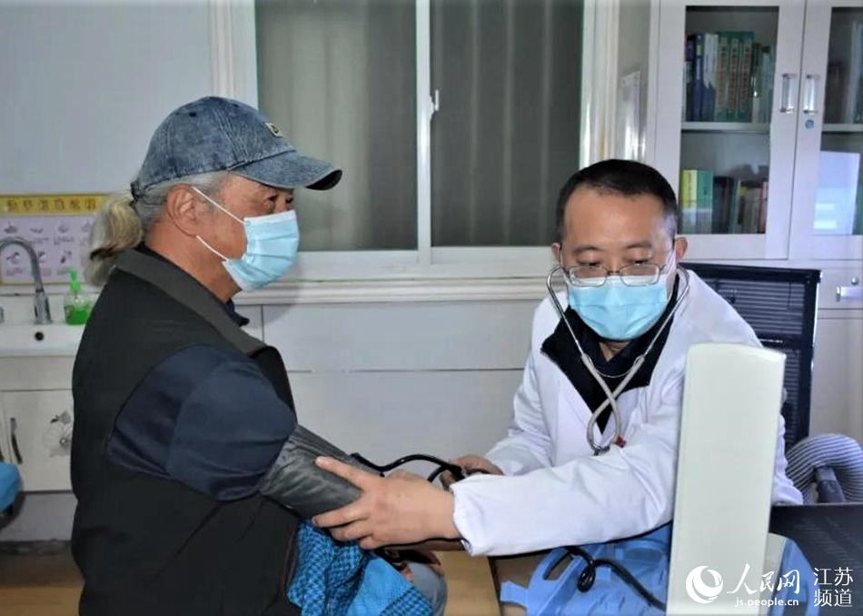 当地医护人员为台胞做接种前身体检查。淮安市台办供图