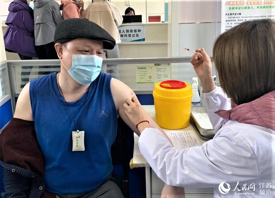 在洪澤區中醫院工作的台胞閔楷家博士接種新冠疫苗。淮安市台辦供圖
