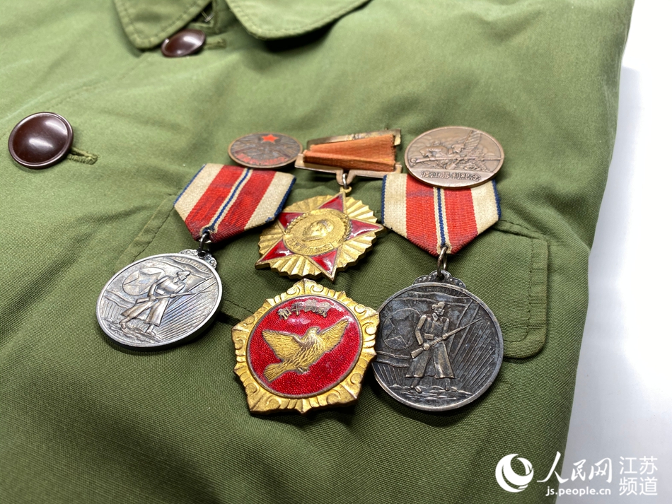 綴有淮海戰役紀念章、渡江勝利紀念章等紀念章的舊式軍服。主辦方供圖