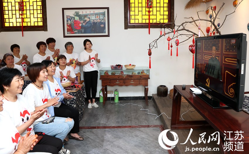 徐州馬庄村民在新時代文明實踐站收看慶祝大會直播。徐劍 攝