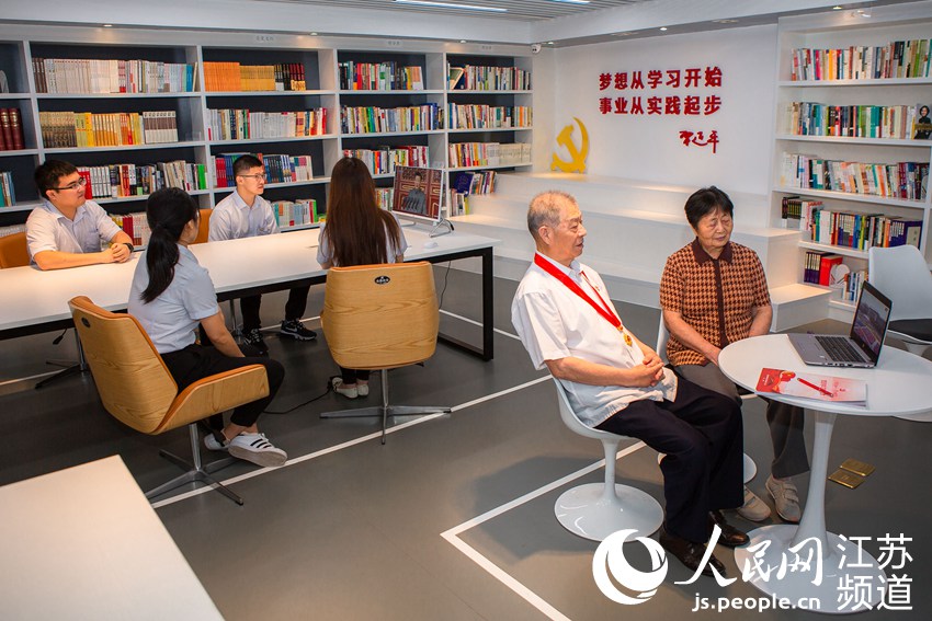 江蘇電力黨校求是書屋裡，老黨員和青年黨員收看慶祝大會直播。湯德宏攝