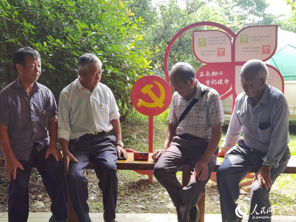 宜興市西渚鎮白塔村退休老黨員用當地發放的“黨史隨身聽”收聽慶祝大會直播。高超攝