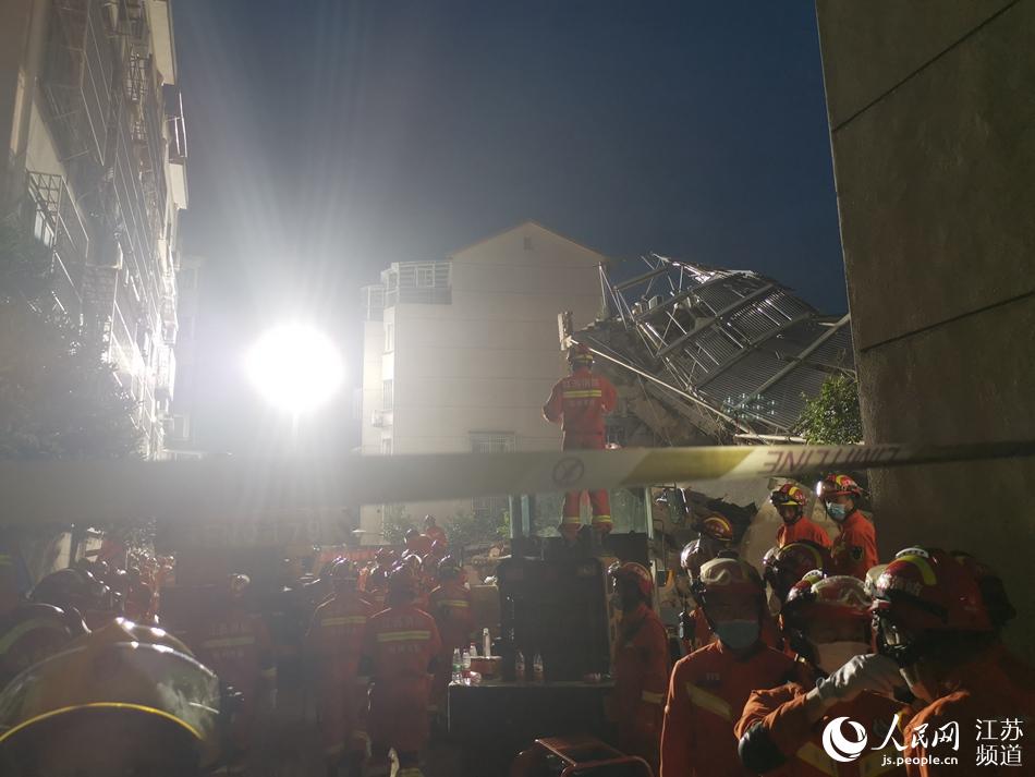 12日晚消防人員整夜救援。人民網記者 王繼亮攝