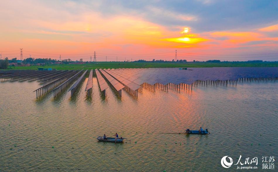 泗洪县魏营镇先锋水库上光伏连片，珍珠养殖浮漂成排。 张连华摄