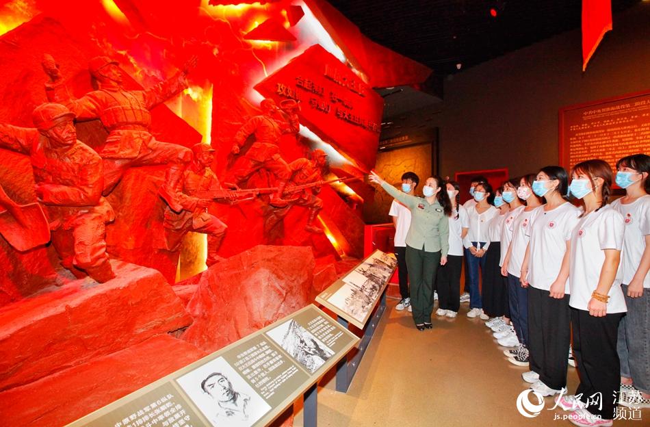 江蘇師范大學學生在淮海戰役紀念館觀展。蒯創攝