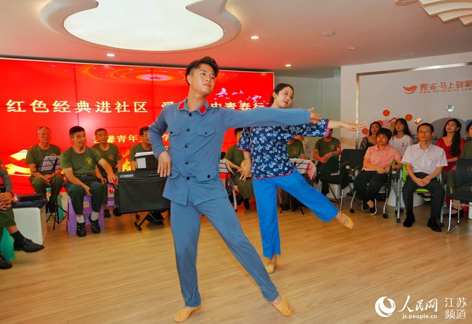 江蘇師范大學學生在鼓樓區凱旋門社區為居民表演舞蹈《沂蒙頌》。蒯創攝