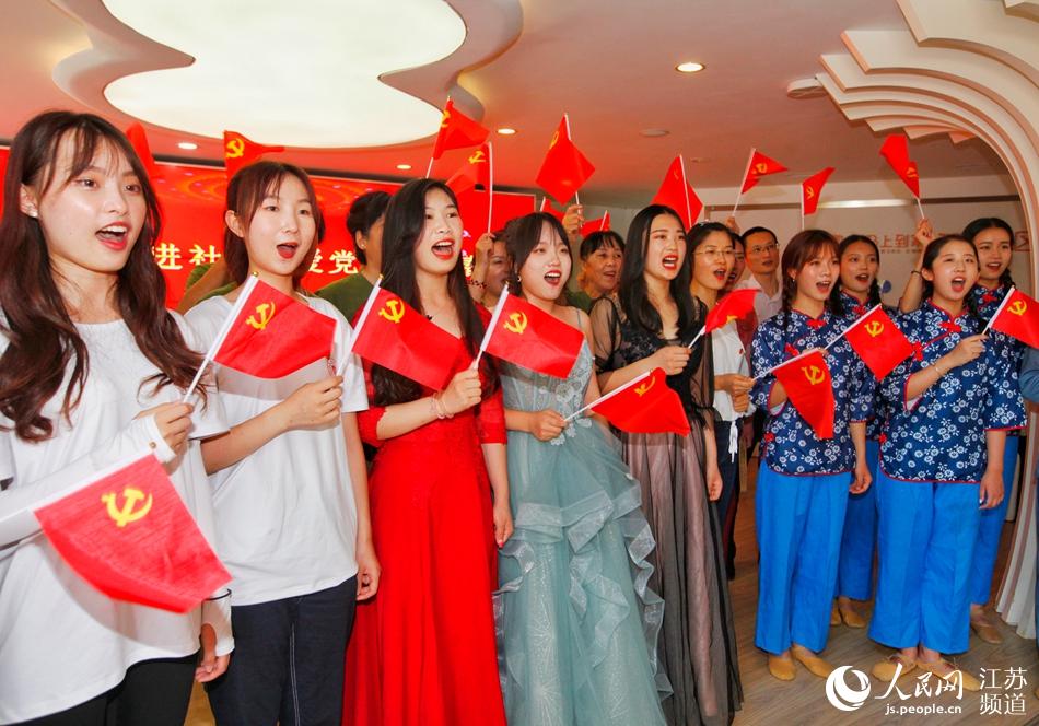 江蘇師范大學學生與鼓樓區凱旋門社區居民同唱《沒有共產黨就沒有新中國》。蒯創攝