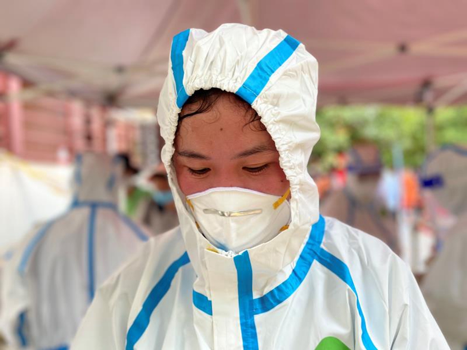南京同仁醫院醫護人員在高溫下，身穿防護服為市民開展核酸檢測。院方供圖